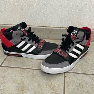 NBA ADIDAS Chicago Bulls Basketball Shoes - EUC!